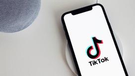 Телефон с TikTok