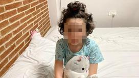 Девочка сидит на кровати в больнице