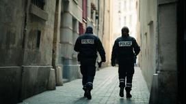Полицейские идут по улицам Парижа