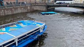 Автобус в реке в Санкт-Петербурге
