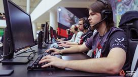 Игроки команды Nemiga сидят за компьютерами