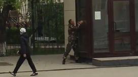 Мужчина пытается разбить кирпичом пункт полиции в Уральске