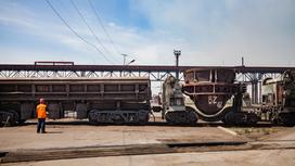 Грузовой состав движется по железной дороге