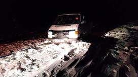 Машина стоит в снегу ночью