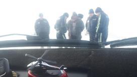 Полицейские и подозреваемый в Карагандинской области