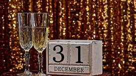 два бокала шампанского и календарь 31 декабря