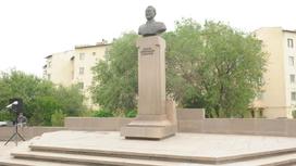 Памятник Кунаеву в Талдыкоргане
