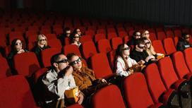 Люди смотрят кино в кинотеатре