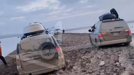 Машины в грязи на трассе "Жезказган-Кызылорда"