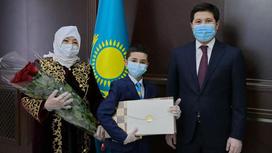 Аким Павлодарской области Абылкаир Скаков с пятиклассником Мансуром Баймуса