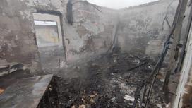 Дом после пожара в Алматинской области