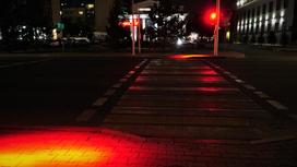 Светофорное освещение на одном из пешеходных переходов