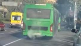 Пассажирский автобус распространяет вредные выхлопы