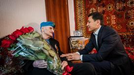 Алтай Кульгинов дарит цветы ветерану ВОВ