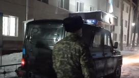 Военный идет возле машины в Павлодаре