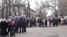 Жители Алматинской области собрались на улице