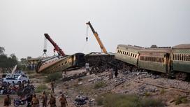 Упавшие и разбитые вагоны поезда в Пакистане