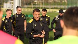 Казахстанский футбольный тренер Рафаэль Уразбахтин (в центре)