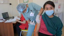 Женщина получает вакцину Pfizer в Алматы