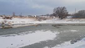 Река с неокрепшим на ней льдом