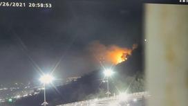 Зарево и дым от пожара в Алматы в объективе камеры видеонаблюдения