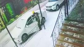 Мужчина в каске открыл дверь белого авто