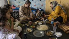 Семья афганцев обедает