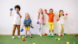 Дети весело играют цветными мячиками