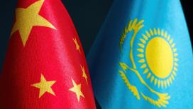 Флаги Казахстана и Китая