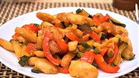 Стир-фрай с курицей и овощами приготовлен Стир-фрай с курицей и овощами приготовлен