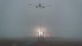 Самолет летит в тумане
