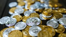 Монеты криптовалюты лежат на столе