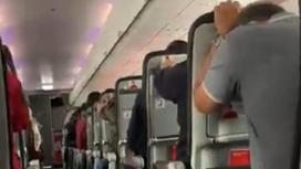 Пассажиры самолета во время экстренной посадки