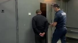 Дебошира ведут в камеру