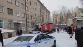 Пожарная и полицейская машины на улице перед домом в Петропавловске