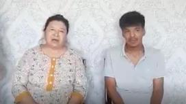 Женщина сидит рядом с найденным сыном в Туркестане