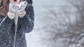 Девушка на улице в снегопад