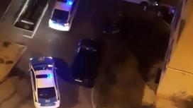 полицейские машины едут друг за другом