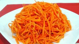 Морковь по-корейски на тарелке
