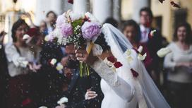 Невеста держит свадебный букет