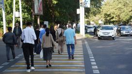 Пешеходы переходят дорогу в Алматы