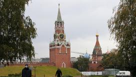 люди идут по улице возле кремля
