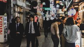 Люди на улицах города в Японии