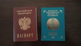 Российский и казахстанский паспорт лежат на столе