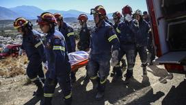 Пожарные вынесли тело погибшего при землетрясении