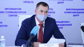 Олег Почивалов сидит за рабочим столом