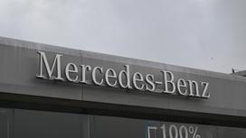 Надпись Mercedes-Benz