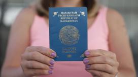 Женщина держит в руках паспорт