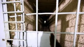 Решетки на двери в камеру заключенных