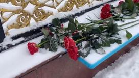 Цветы у здания посольства Казахстана в Москве